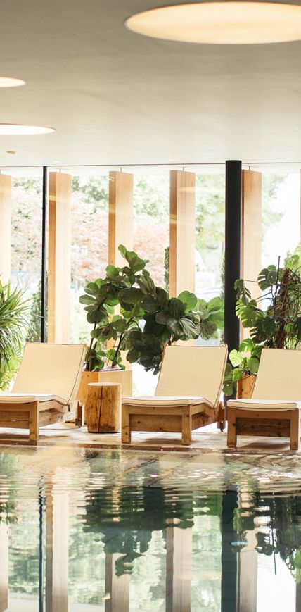 Eine Frau steigt in den Indoorpool