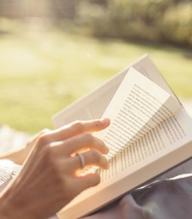 Eine Frau beim Lesen