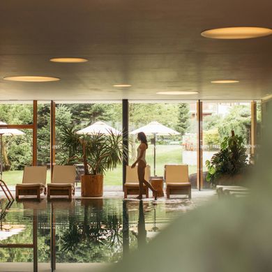 Eine Frau im Hallenbad